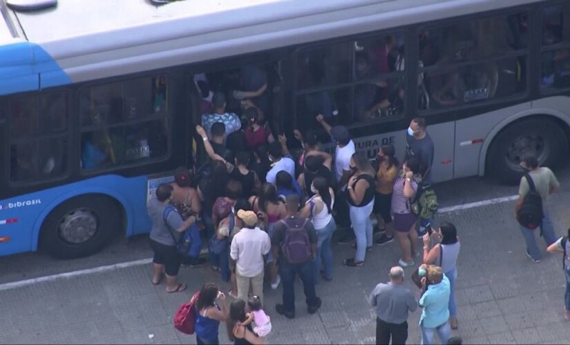 Ônibus ficaram lotados na manhã desta terça-feira
