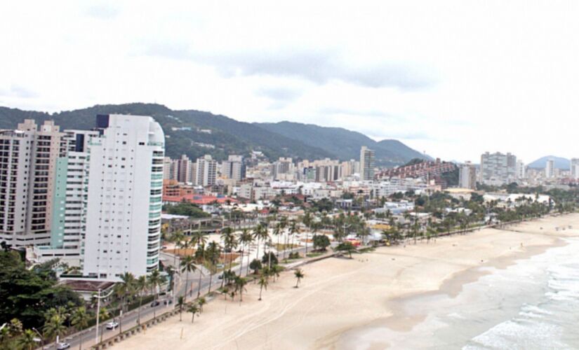 O banho de mar est&aacute; liberado, mas fica suspenso o uso de guarda-s&oacute;is e cadeiras