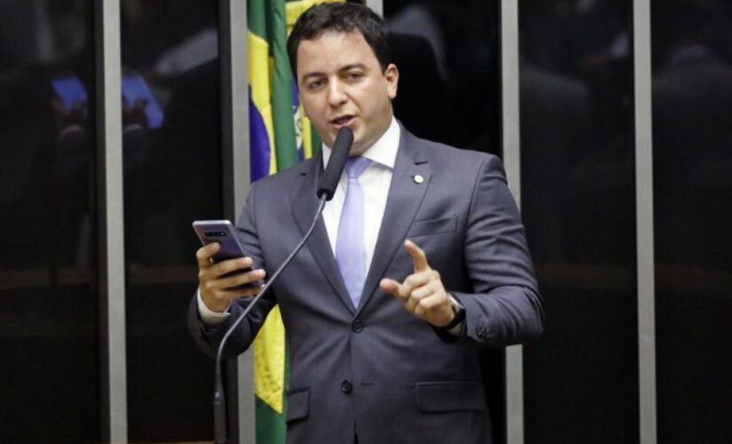 O deputado Célio Studart (PV-CE) é o autor do projeto