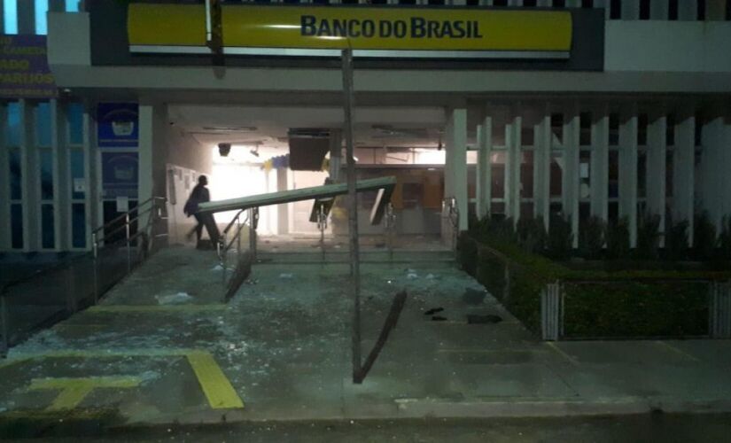 Um grupo com cerca de 20 criminosos assaltou uma agência do Banco do Brasil no começo da madrugada desta quarta-feira