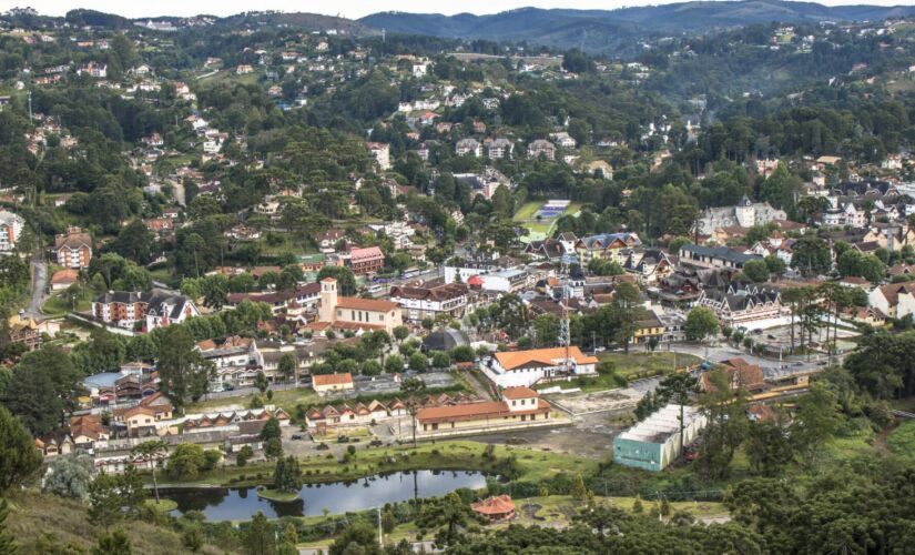 CLIMA DE MONTANHA. Campos do Jordão fica a pouco mais de 1.600 m de altitude, o que dá à cidade uma temperatura mais amena durante o ano todo e, claro, frios mais intensos no inverno, com direito a geadas e termômetros abaixo de zero. Além do clima, a gas