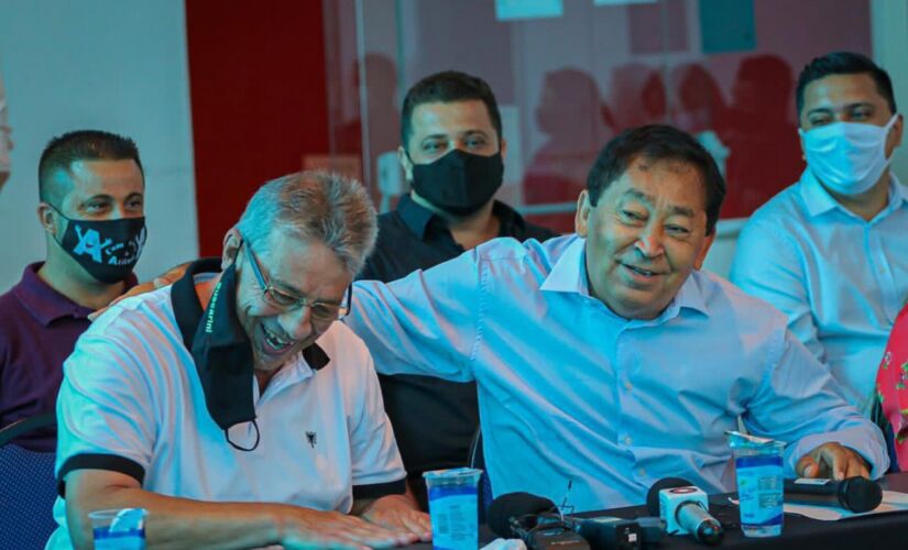 Prefeito eleito, Aprígio (dir.), ao lado de seu vice na chapa, Buscarini