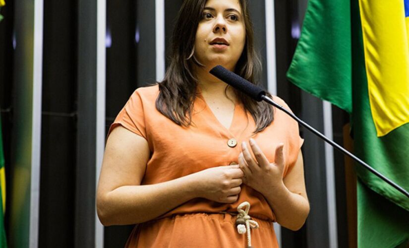 A deputada federal Sâmia Bomfim (PSOL-SP) teve seu microfone cortado pelo presidente da CPI do MST, Tenente-coronel Zucco (Republicanos-RS)