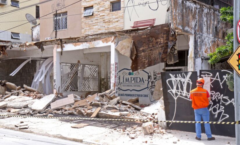 Edifício de cerca de 40 anos possui três andares e fica em área nobre de Fortaleza; moradores foram retirados do local