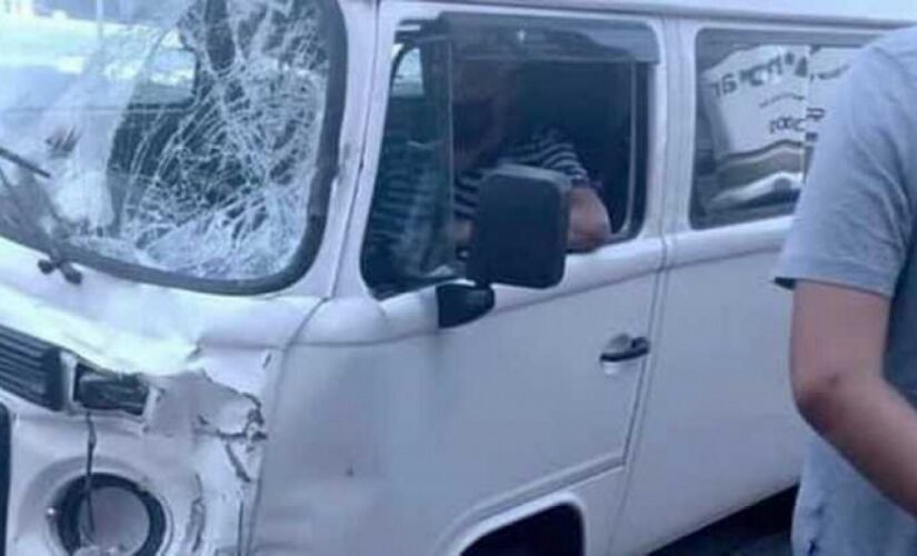 Frente da Kombi ficou amassada com o impacto da colisão com a moto.
