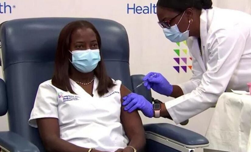 A enfermeira Sandra Lindsay, trabalha no Hospital Judaico de Long Island, e foi a primeira vacinada 