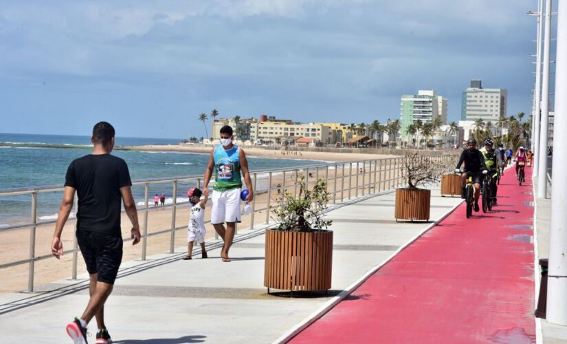 Movimenta&ccedil;&atilde;o na orla de Salvador, na Bahia