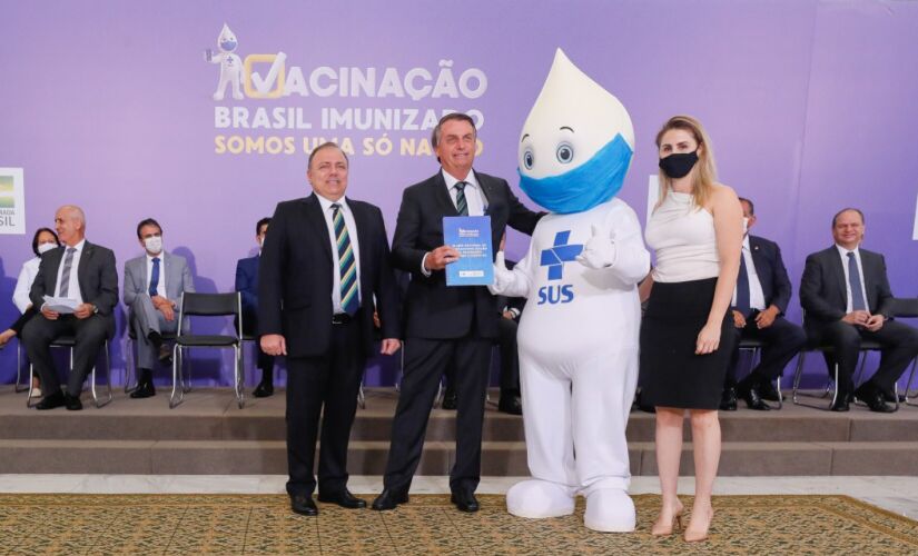 O ministro da Saúde, Eduardo Pazuello,  e o presidente Jair Bolsonaro durante divulgação de plano nacional de vacinação 
