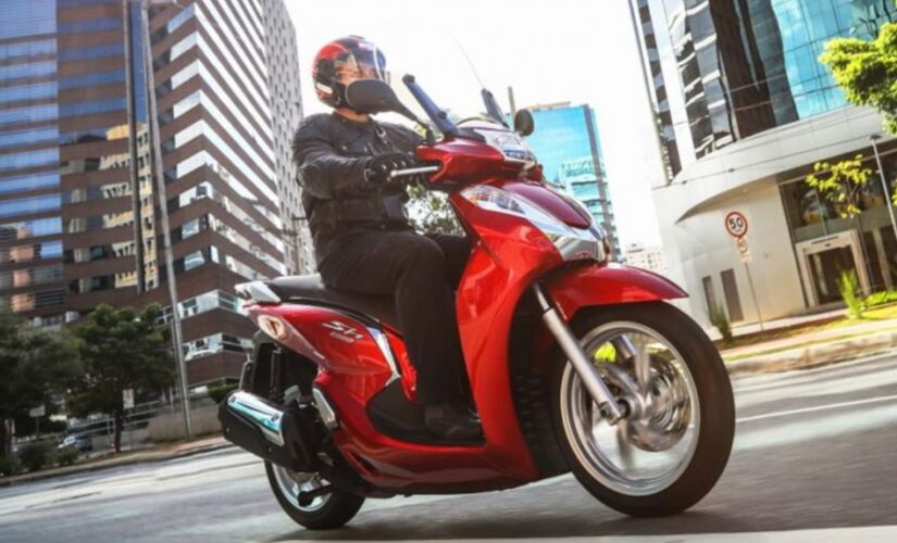 Motociclista de capacete