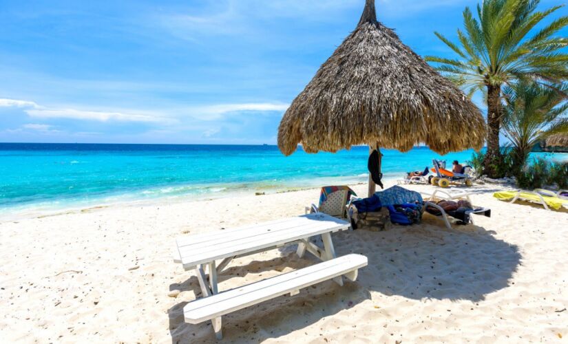 CAS ABAO. Os diferentes tons de azul da praia falam por si só: do transparente ao azul profundo. A praia é menos frequentada e, assim, boa para quem procura tranquilidade. 