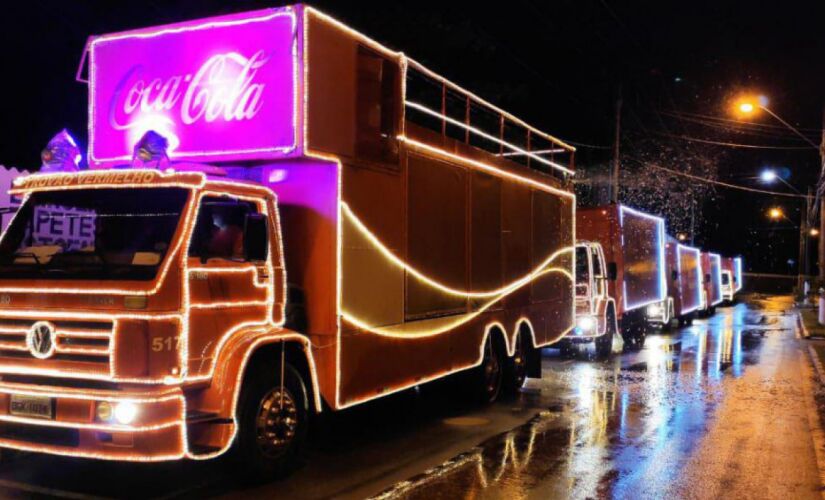 Os caminhões que compõem a Caravana da Coca-Cola são todos iluminados, levando 'Papai Noel e Mamãe Noel'