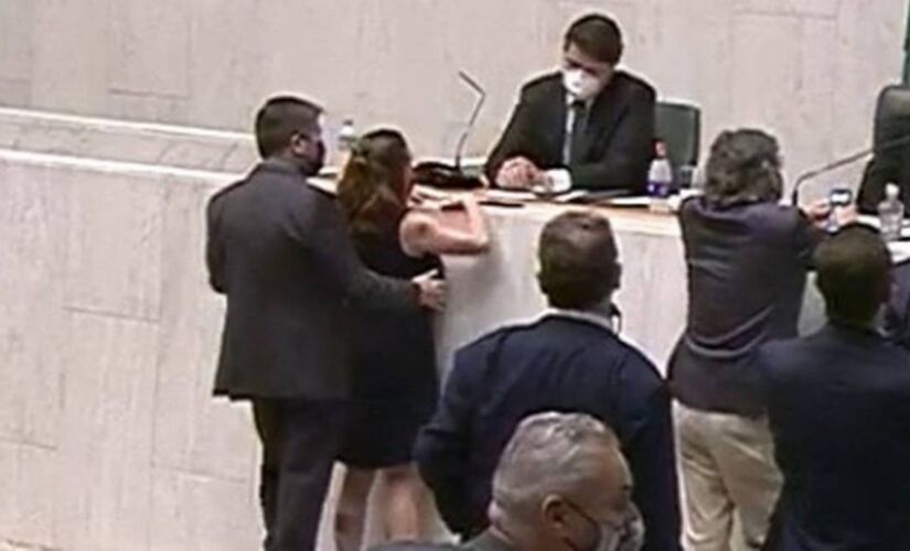 Momento foi flagrado pela TV da Assembleia Legislativa de São Paulo