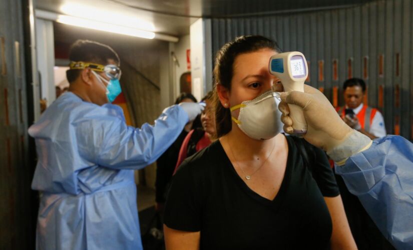 Protocolo de segurança no aeroporto Jorge Chavez, no Peru, após a chegada de passageiros da Europa no começo da pandemia 