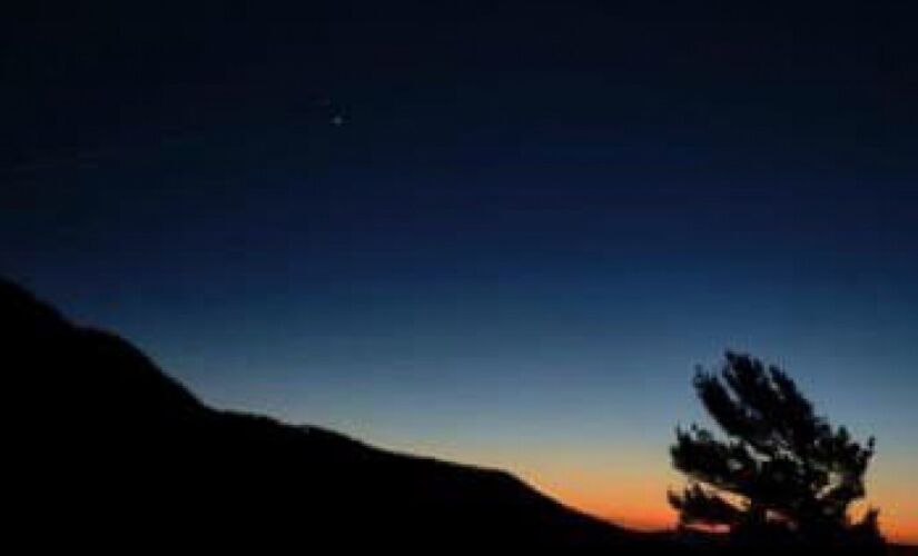 Saturno (em cima) e Júpiter (abaixo), vistos ao pôr-do-sol em Virgínia (EUA)