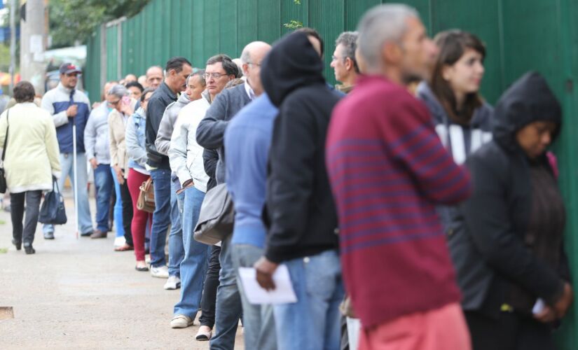 Segurados em fila na agência Glicério do INSS no centro de São Paulo