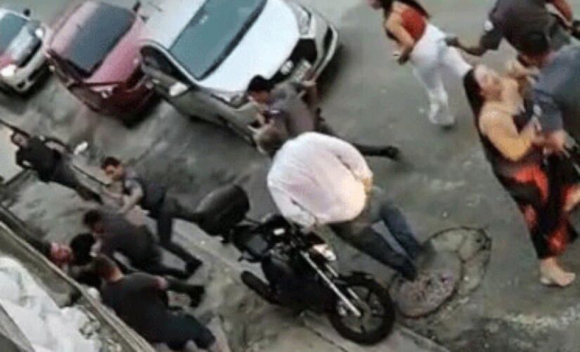 Policiais bateram em um homem e duas mulheres