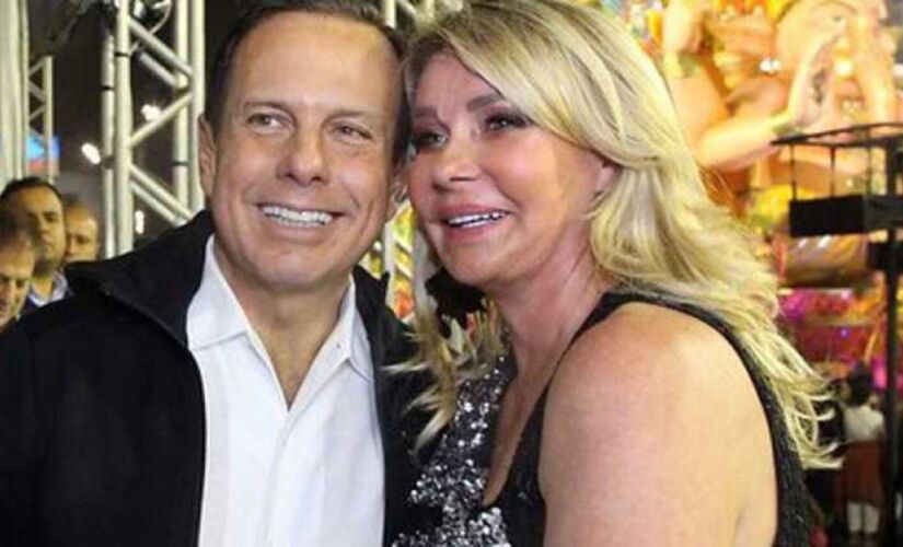 Doria e Bia posam para foto no sambódromo em 2019