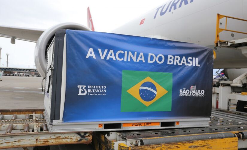 A aeronave vinda da China pousou no Aeroporto de Guarulhos por volta das 11h40 desta segunda