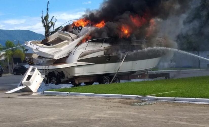 Lancha pega fogo em &aacute;rea de uma marina no bairro Jardim Indai&aacute; em Bertioga