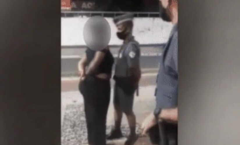Em um vídeo obtido pelo "G1", a mulher aparece cuspindo em um policial enquanto grita ofensas