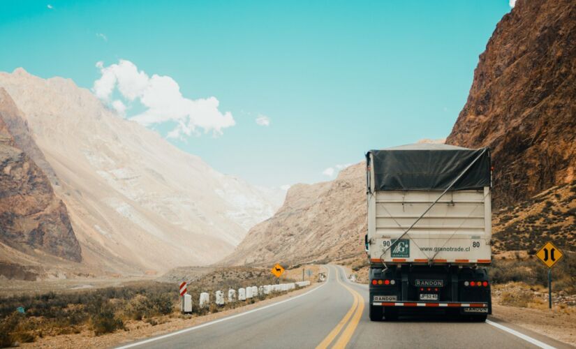 Entre as oportunidades que se destacam  estão 200 vagas para a colocação de motoristas de caminhão-basculante, com salário de R$ 2.010 para escala de trabalho 5x2 ou 5x3 semanais