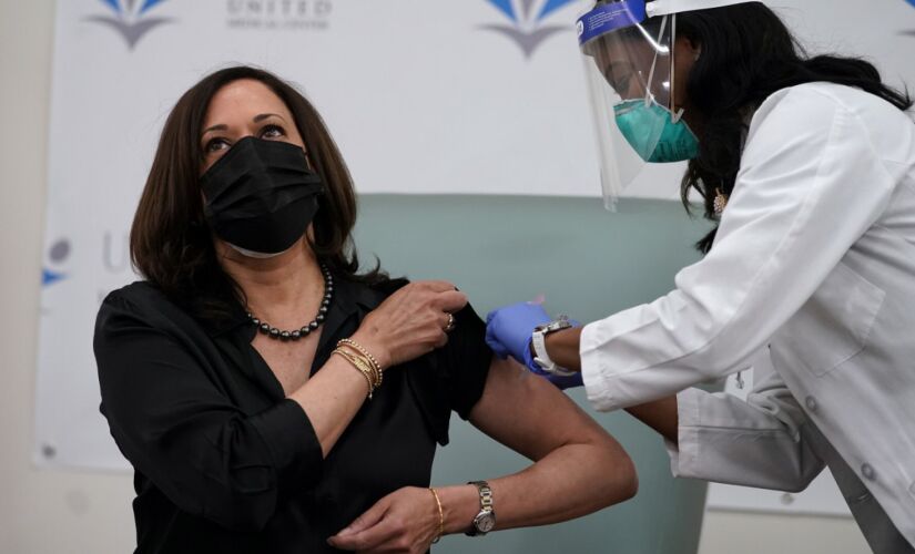 Vice-presidente eleita dos EUA, Kamala Harris, foi vacinada contra a Covid-19 nesta terça-feira (29), em Washington