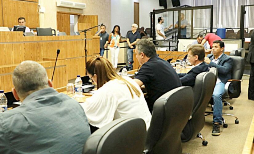 Dos 19 vereadores, quatro não votaram e somente Carlos Eduardo Barbosa (PTB) e Janaína Ballaris (PL) votaram contra Mourão
