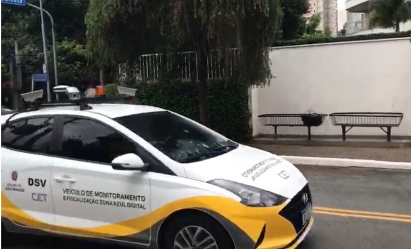 Carro de monitoramento da zona azul em São Paulo