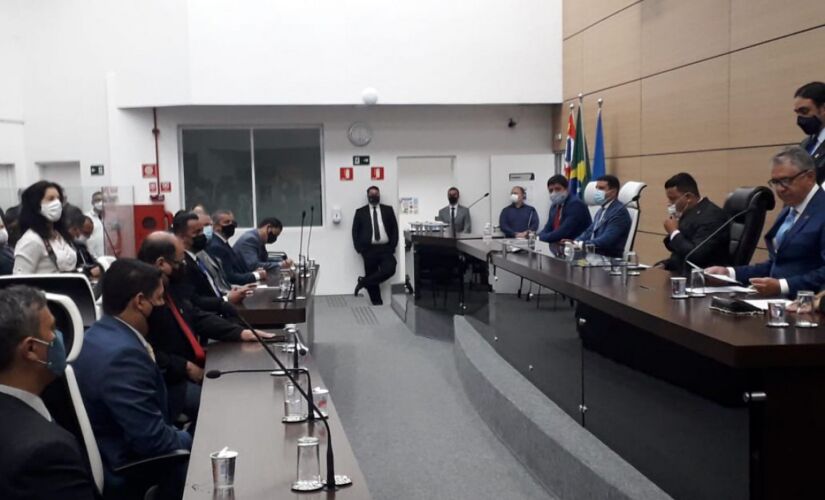 Posse de Válter Suman foi marcada por discursos curtos e emoção do prefeito reeleito