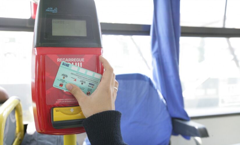Para ter acesso à novidade, o passageiro deverá levar seu cartão do Bilhete Único comum e aproximá-lo de um dos equipamentos de recarga dos terminais, estações ou nos ônibus