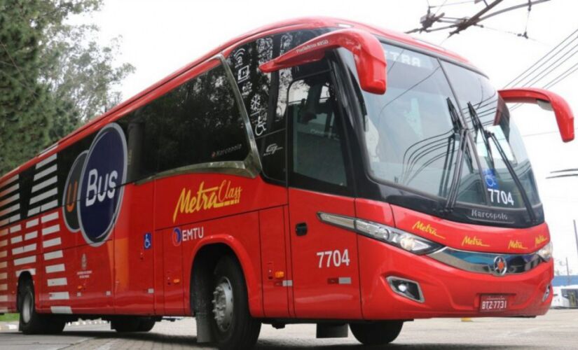Os ônibus são novos, possuem assento marcado, horário pré-definido, wi-fi e acompanhamento da rota em tempo real
