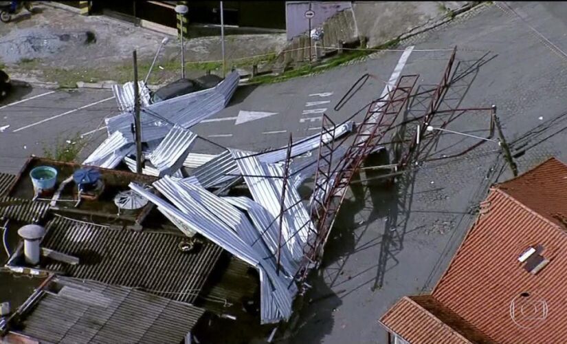 Estrutura foi arrastada por mais de 100 metros