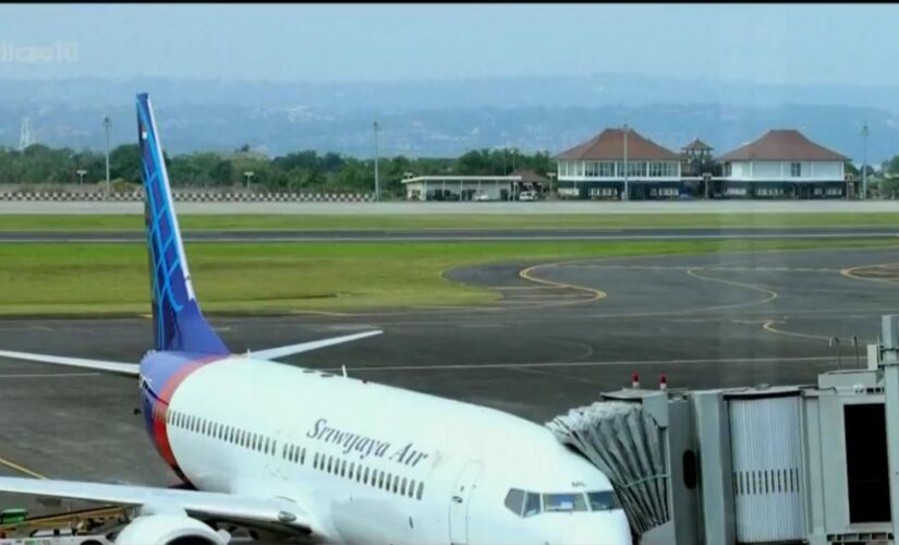 De acordo com o site especializado FlightRadar24, a aeronave fazia o voo 182 e perdeu mais de 10 mil pés de altitude em menos de um minuto