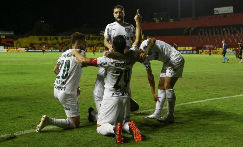 O Palmeiras abriu o placar no primeiro tempo, com Willian