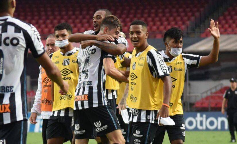 O Santos aproveitou a vantagem para se fechar e sair nos contra-ataques