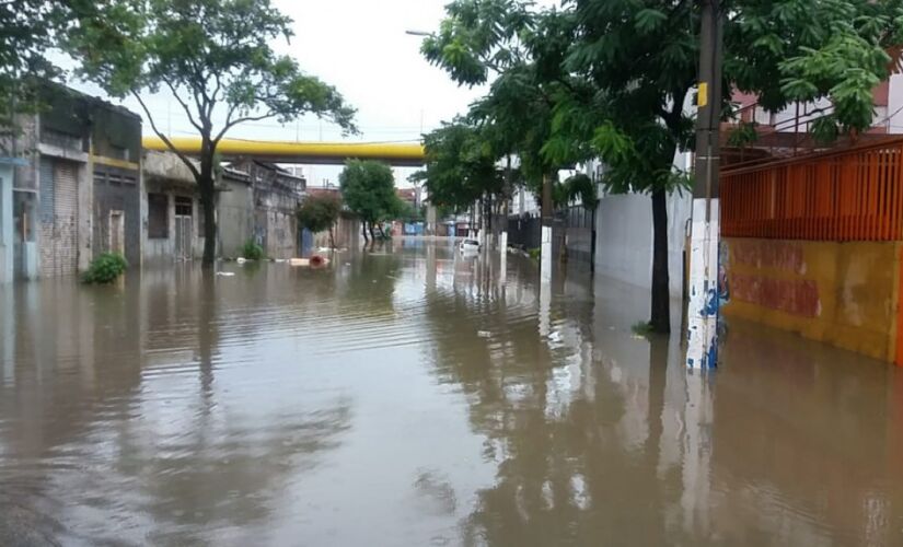 Córrego Ipiranga transbordou e alagou vias da zona sul