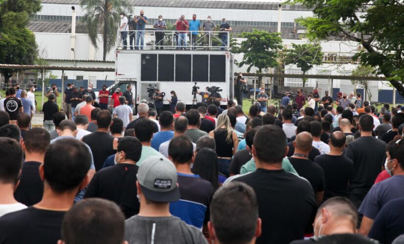 Assembleia de trabalhadores da Ford em Taubaté, no interior de SP, na manhã desta terça-feira; funcionários querem reverter decisão