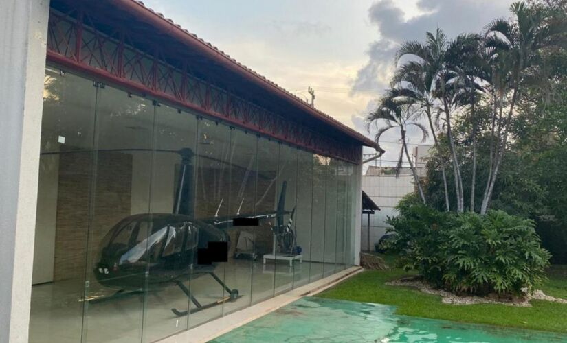 Em um dos endereços dos alvos da investigação os agentes da Polícia Federal encontraram um helicóptero na garagem