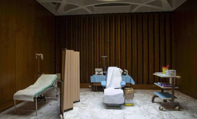 Sala de vacinação contra a Covid-19 dentro do Vaticano