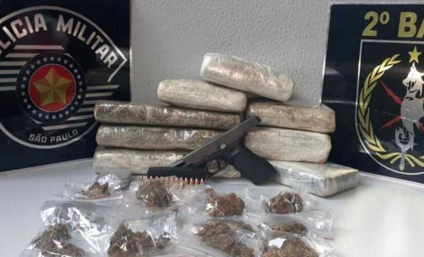 Foram localizados na residência o total de 7 tijolos de maconha, 1 tijolo de cocaína e uma sacola com uma balança de precisão e apetrechos para embalo de entorpecentes, além de porções de maconha e a quantia de R$ 1000