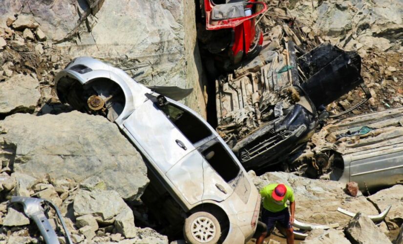 Carros encontrados em lago de pedreira de Salto de Pirapora  