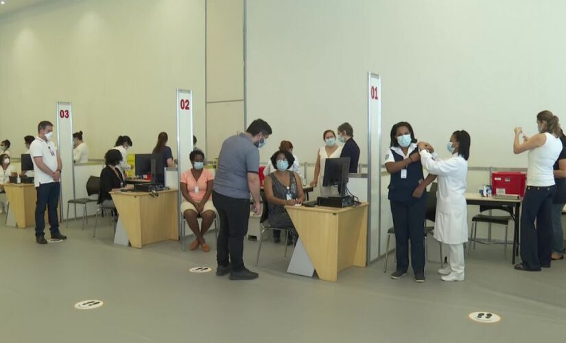 Vacinação começou às 7h desta segunda-feira