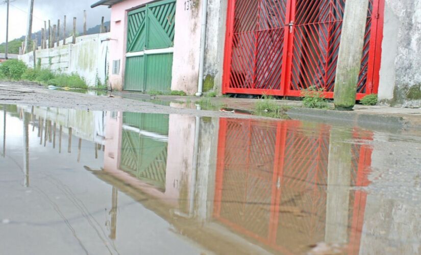 Na última quarta-feira (13), em poucas horas de chuva, já havia uma lagoa no final da rua Luís Pereira Barreto, no bairro Vila Atlântica