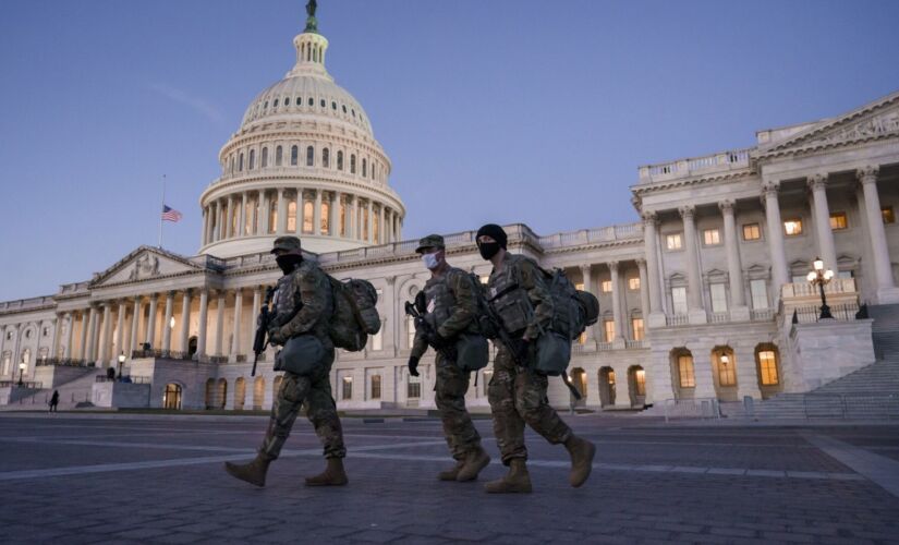 Tropas da Guarda Nacional reforçam a zona de segurança no Capitólio, em Washington, para  a posse