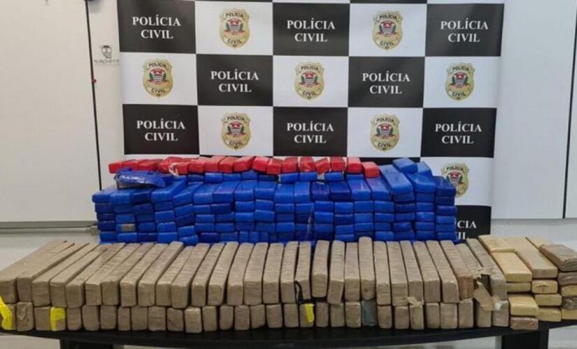 Mais de 450 tijolos de maconha foram apreendidos com suspeito de facção preso