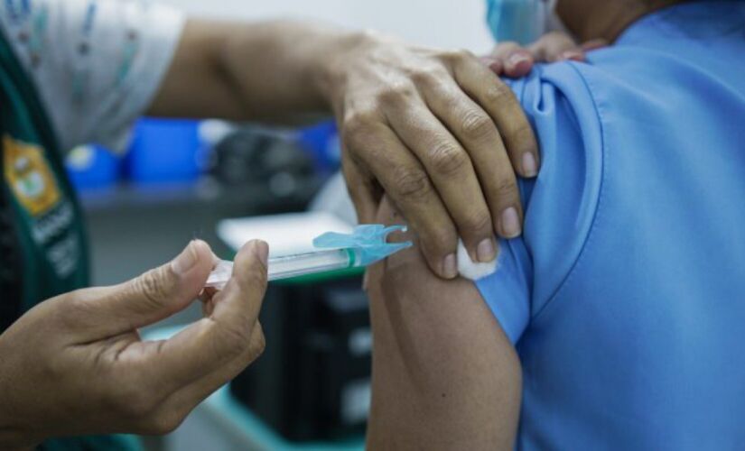 Vacinação em Manaus foi iniciada na última terça-feira (19); o estado do Amazonas recebeu 221 mil doses de vacina