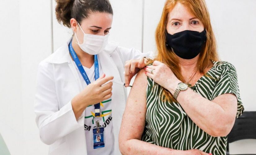 A primeira vacinada em Iguape foi a enfermeira Lorene Buarque Tavares Costa, de 64 anos; cidade recebeu 150 doses da CoronaVac