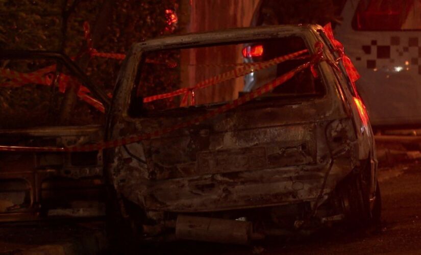 O carro em chamas foi abandonado na rua Angola, no Parque Oratório
