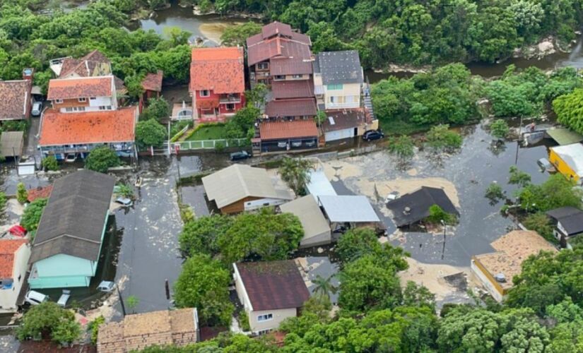 Avenida fica submersa em Florianópolis após chuvas e rompimento de lagoa, no bairro Lagoa da Conceição