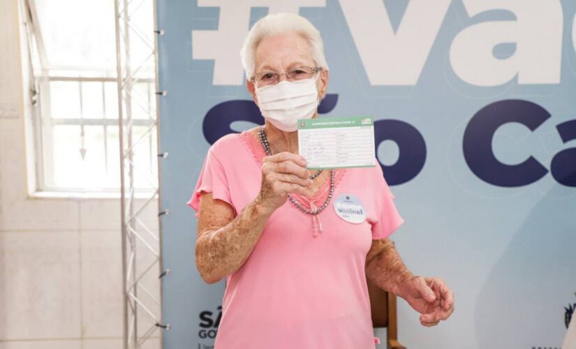  Zil&aacute; de Barros, de 81 anos, ap&oacute;s ser vacinada em S&atilde;o Caetano do Sul